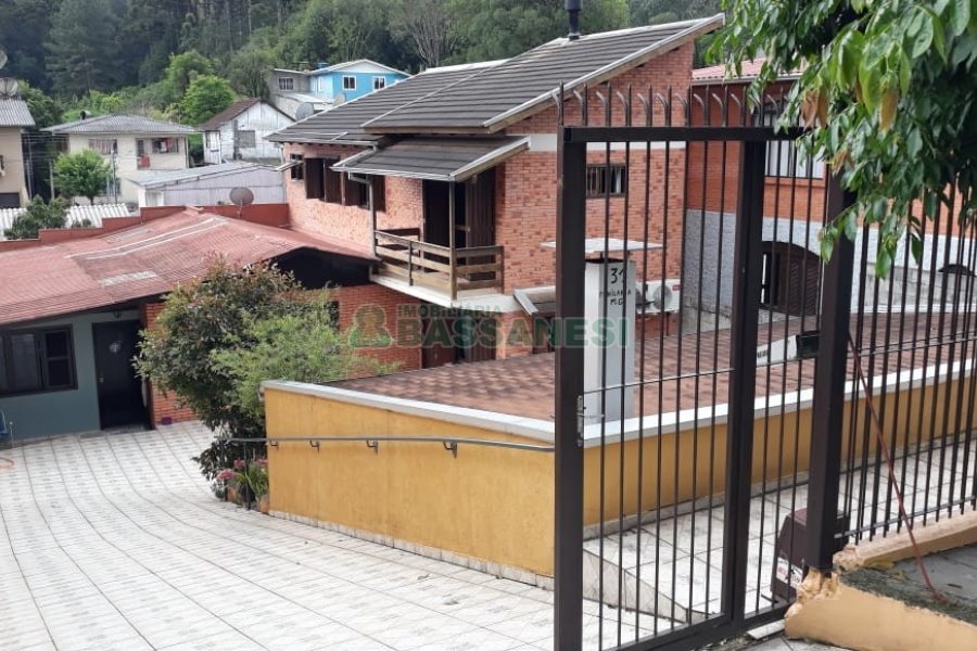 Casa, 5 dormitórios, 4 vagas, no bairro Cruzeiro em Caxias do Sul para Comprar