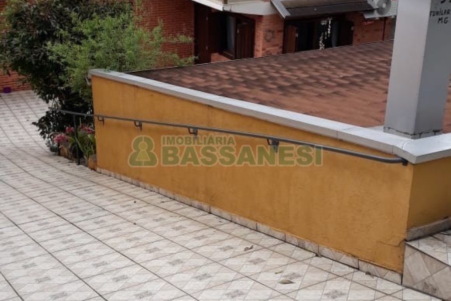 Casa, 5 dormitórios, 4 vagas, no bairro Cruzeiro em Caxias do Sul para Comprar