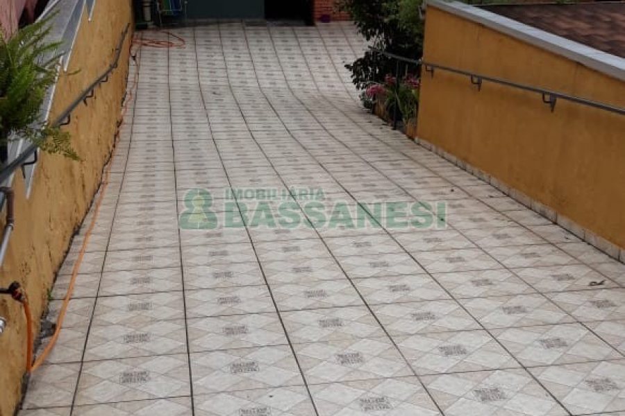 Casa, 5 dormitórios, 4 vagas, no bairro Cruzeiro em Caxias do Sul para Comprar