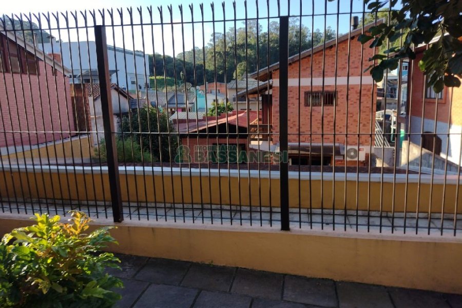 Casa, 5 dormitórios, 4 vagas, no bairro Cruzeiro em Caxias do Sul para Comprar