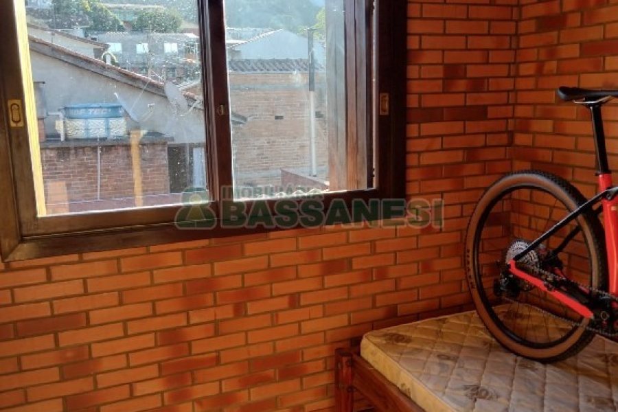 Casa, 5 dormitórios, 4 vagas, no bairro Cruzeiro em Caxias do Sul para Comprar