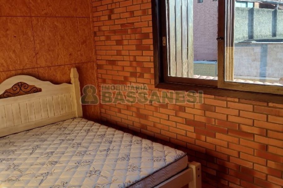 Casa, 5 dormitórios, 4 vagas, no bairro Cruzeiro em Caxias do Sul para Comprar