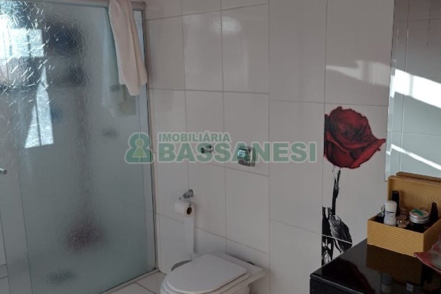 Casa, 5 dormitórios, 4 vagas, no bairro Cruzeiro em Caxias do Sul para Comprar