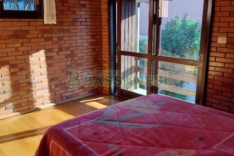 Casa, 5 dormitórios, 4 vagas, no bairro Cruzeiro em Caxias do Sul para Comprar