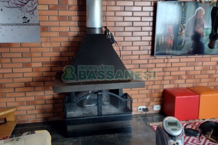 Casa, 5 dormitórios, 4 vagas, no bairro Cruzeiro em Caxias do Sul para Comprar