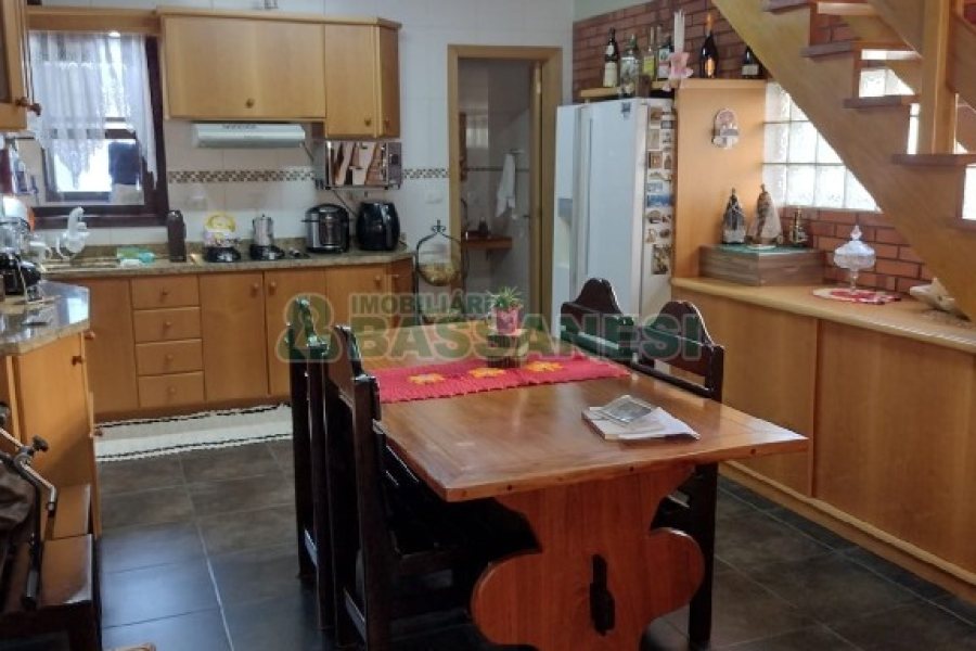 Casa, 5 dormitórios, 4 vagas, no bairro Cruzeiro em Caxias do Sul para Comprar