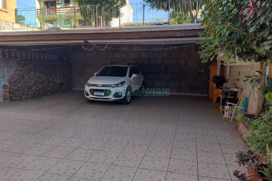 Casa, 5 dormitórios, 4 vagas, no bairro Cruzeiro em Caxias do Sul para Comprar