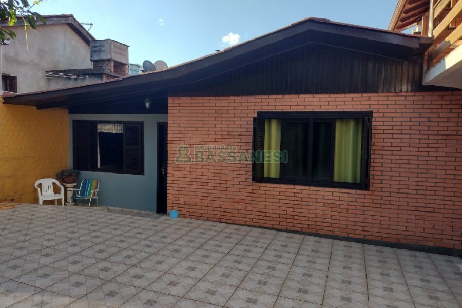 Casa, 5 dormitórios, 4 vagas, no bairro Cruzeiro em Caxias do Sul para Comprar