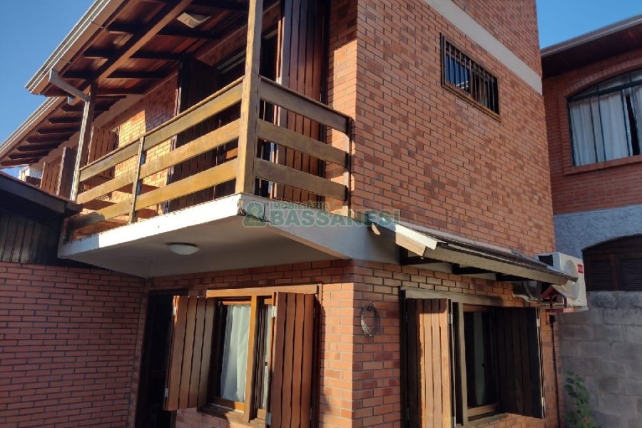 Casa, 5 dormitórios, 4 vagas, no bairro Cruzeiro em Caxias do Sul para Comprar