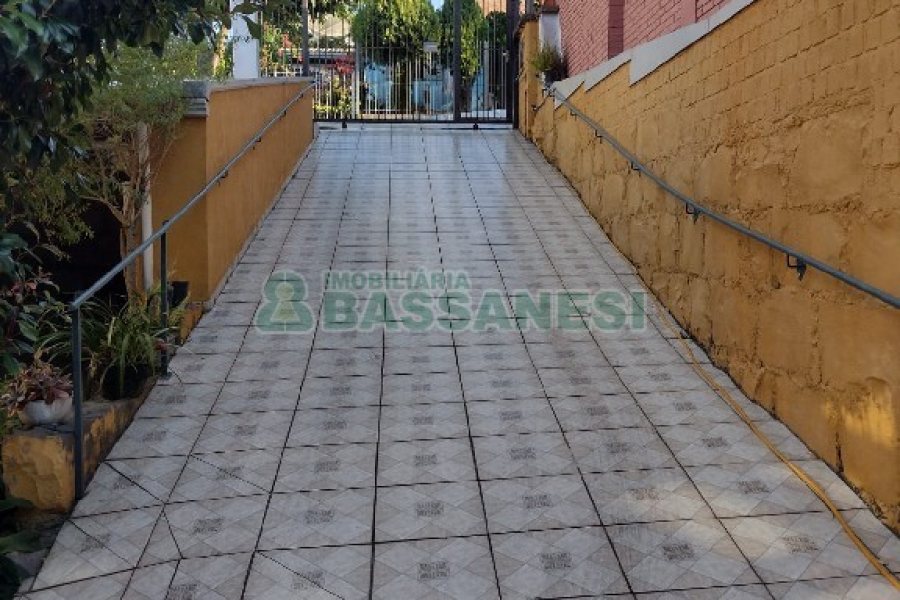 Casa, 5 dormitórios, 4 vagas, no bairro Cruzeiro em Caxias do Sul para Comprar