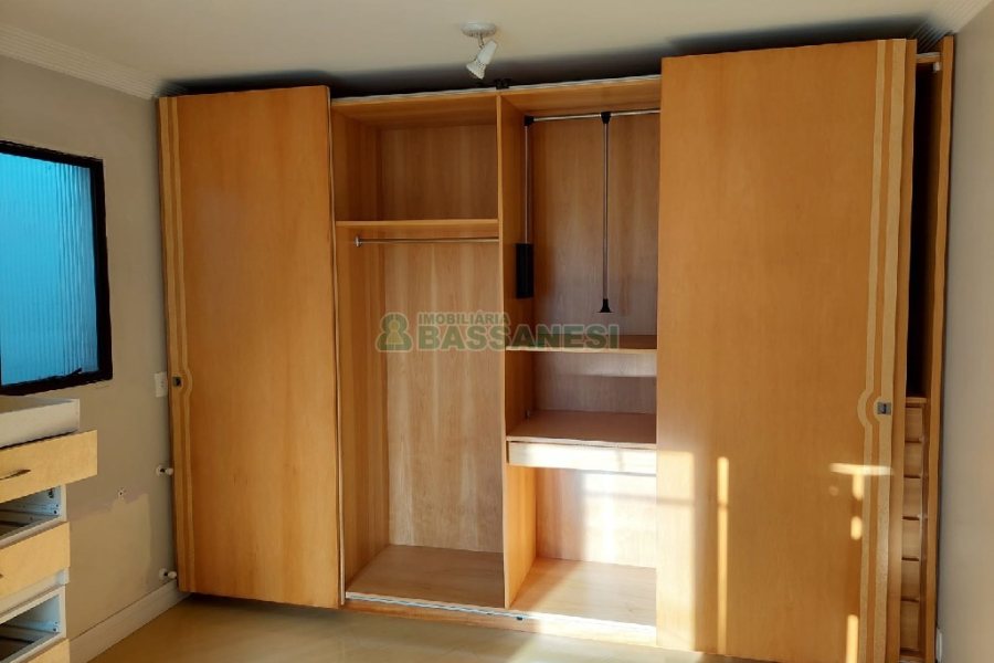 Apartamento, 3 dormitórios, 2 vagas, no bairro Centro em Caxias do Sul para Comprar