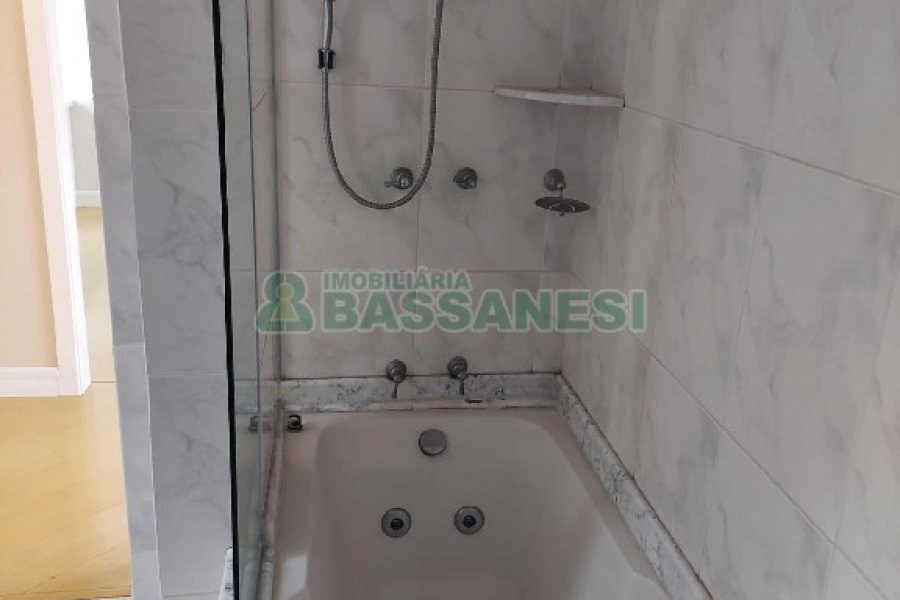 Apartamento, 3 dormitórios, 2 vagas, no bairro Centro em Caxias do Sul para Comprar