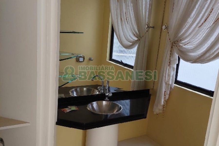 Apartamento, 3 dormitórios, 2 vagas, no bairro Centro em Caxias do Sul para Comprar