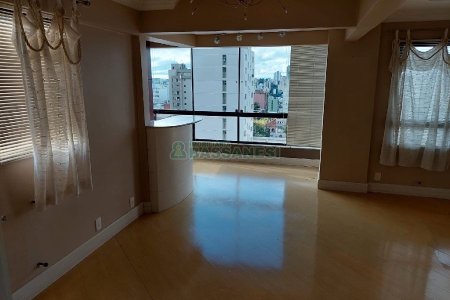 Apartamento, 3 dormitórios, 2 vagas, no bairro Centro em Caxias do Sul para Comprar