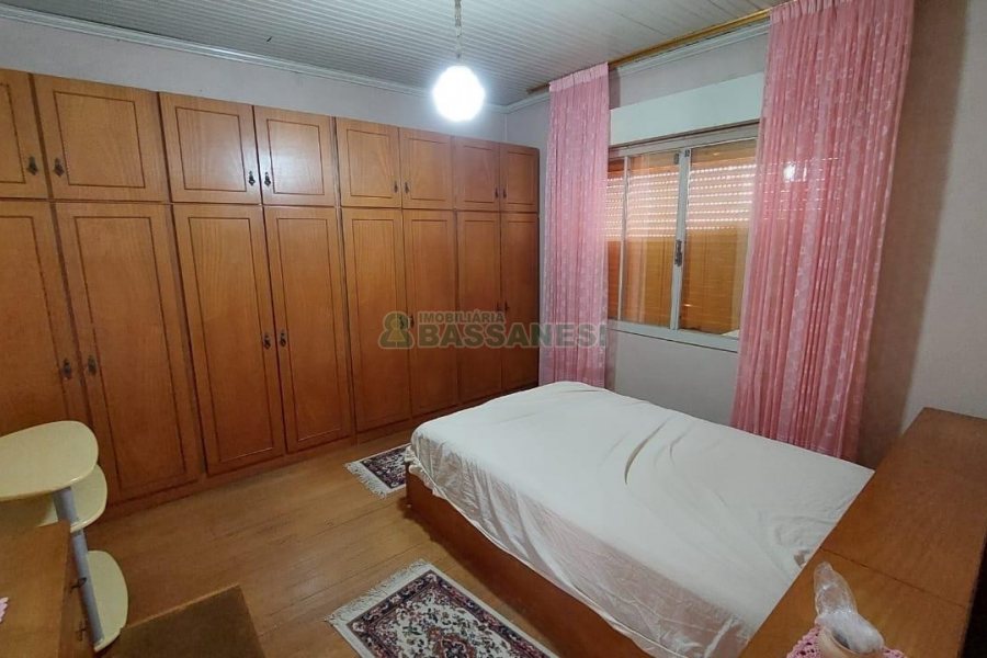 Casa com 85m², 3 dormitórios, 3 vagas, no bairro Santa Catarina em Caxias do Sul para Comprar