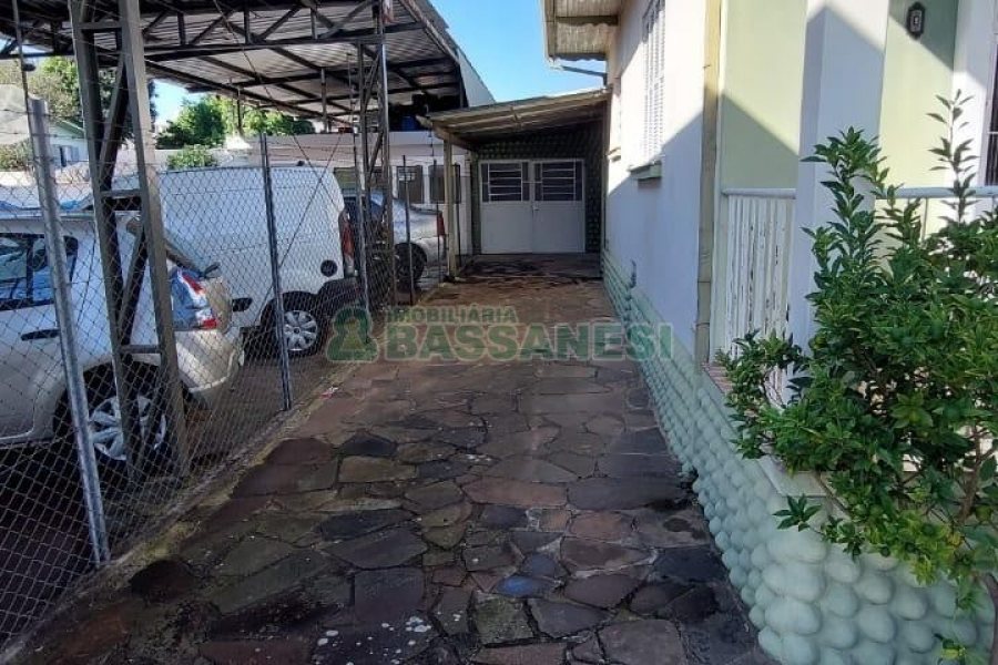 Casa com 85m², 3 dormitórios, 3 vagas, no bairro Santa Catarina em Caxias do Sul para Comprar