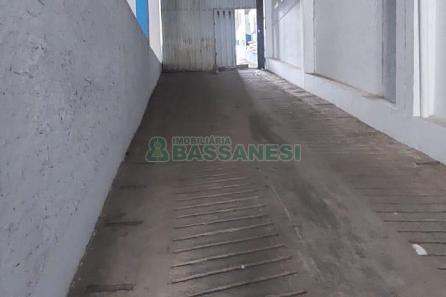 Loja Subsolo com 550m², no bairro De Lazzer em Caxias do Sul para Alugar