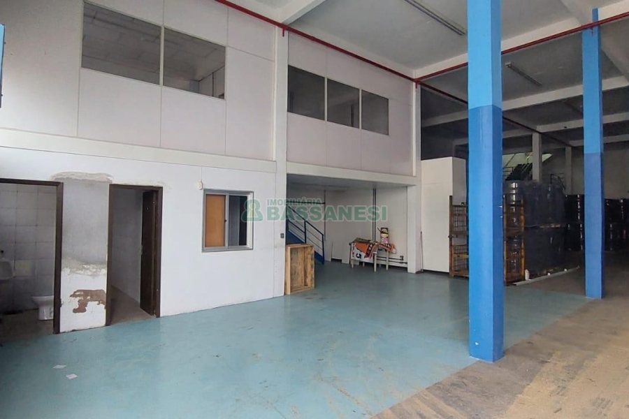 Loja Subsolo com 550m², no bairro De Lazzer em Caxias do Sul para Alugar