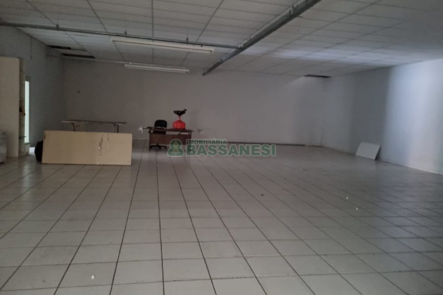 Pavilhão com 400m², no bairro Cruzeiro em Caxias do Sul para Comprar