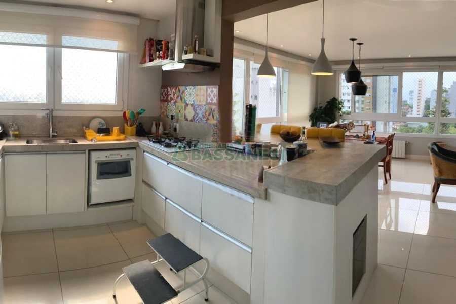 Apto Mobiliado com 174m², 3 dormitórios, 2 vagas, no bairro Lourdes em Caxias do Sul para Comprar