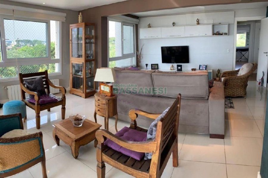 Apto Mobiliado com 174m², 3 dormitórios, 2 vagas, no bairro Lourdes em Caxias do Sul para Comprar