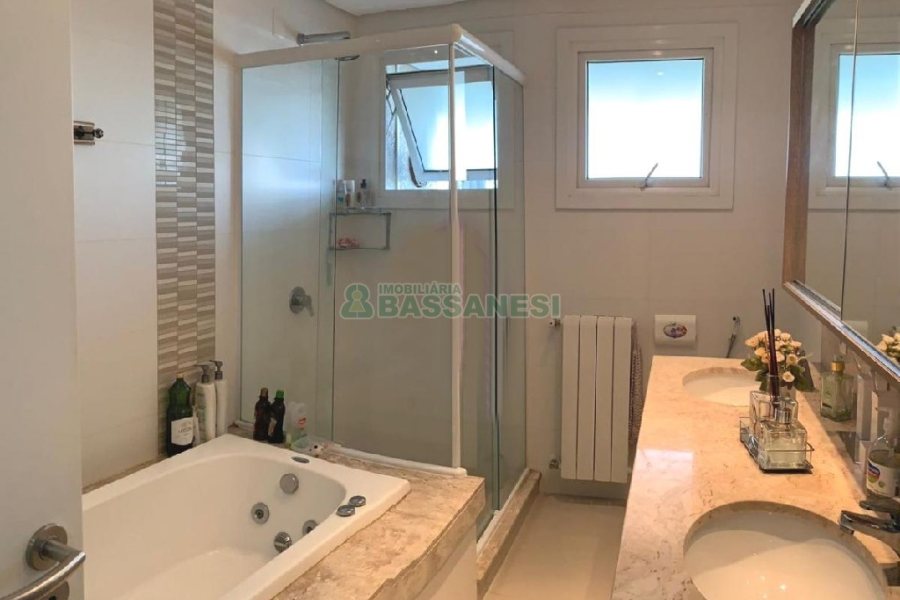 Apto Mobiliado com 174m², 3 dormitórios, 2 vagas, no bairro Lourdes em Caxias do Sul para Comprar