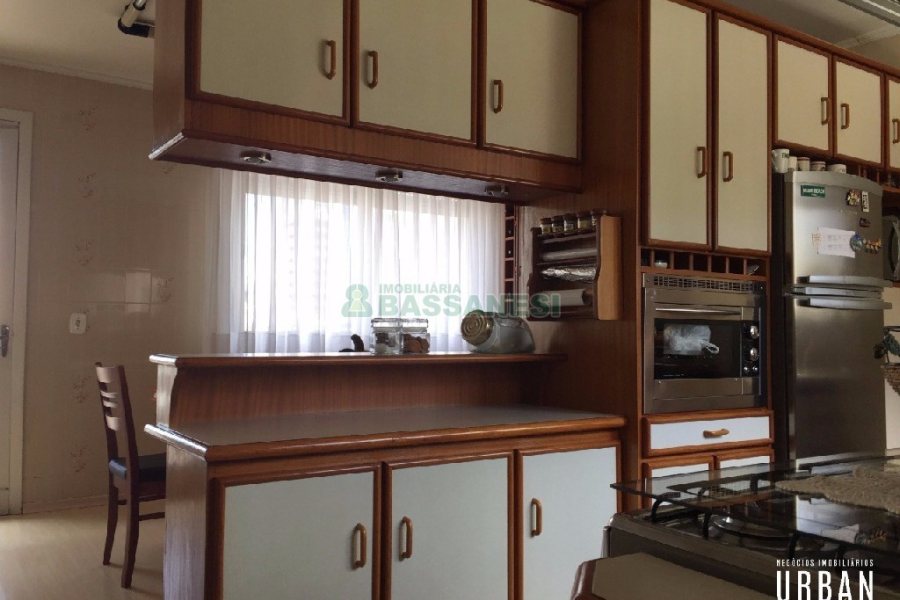 Apartamento com 228m², 4 dormitórios, 1 vaga, no bairro Centro em Caxias do Sul para Comprar