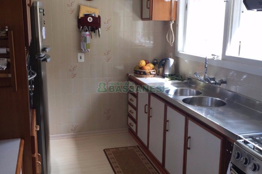 Apartamento com 228m², 4 dormitórios, 1 vaga, no bairro Centro em Caxias do Sul para Comprar