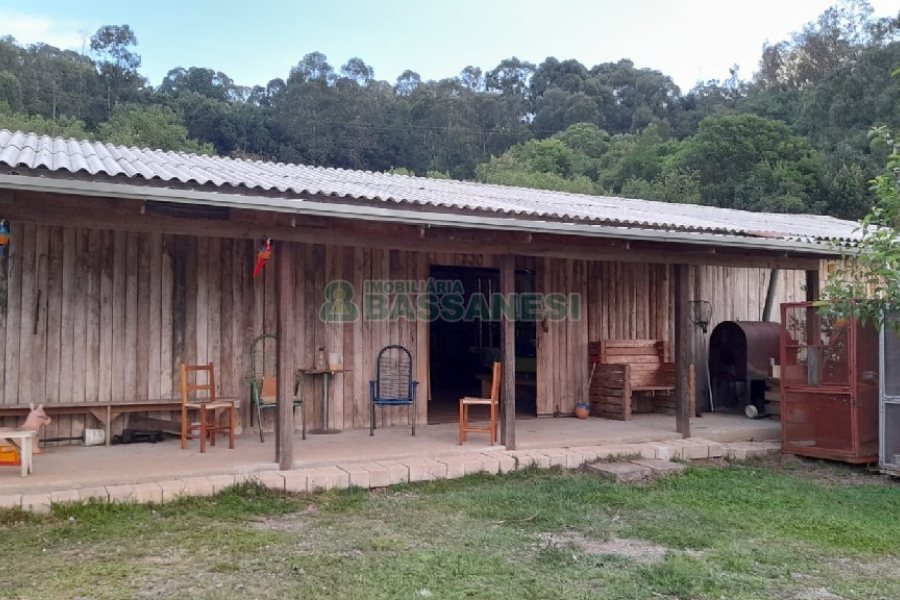 Chácara com 170m², 3 dormitórios, no bairro Ana Rech em Caxias do Sul para Comprar