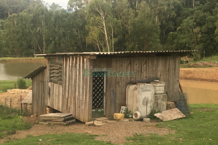 Chácara com 170m², 3 dormitórios, no bairro Ana Rech em Caxias do Sul para Comprar