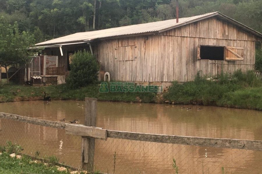 Chácara com 170m², 3 dormitórios, no bairro Ana Rech em Caxias do Sul para Comprar