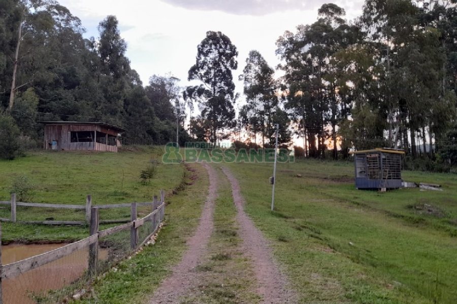 Chácara com 170m², 3 dormitórios, no bairro Ana Rech em Caxias do Sul para Comprar