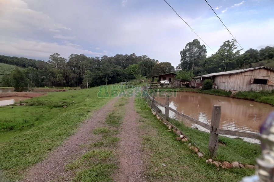 Chácara com 170m², 3 dormitórios, no bairro Ana Rech em Caxias do Sul para Comprar