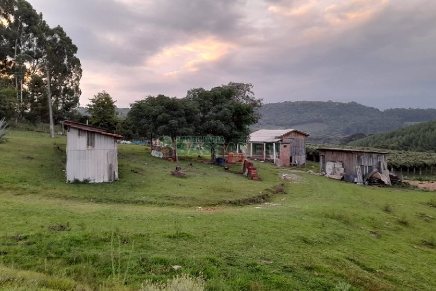 Chácara com 170m², 3 dormitórios, no bairro Ana Rech em Caxias do Sul para Comprar