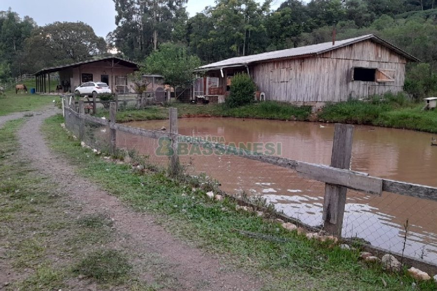 Chácara com 170m², 3 dormitórios, no bairro Ana Rech em Caxias do Sul para Comprar