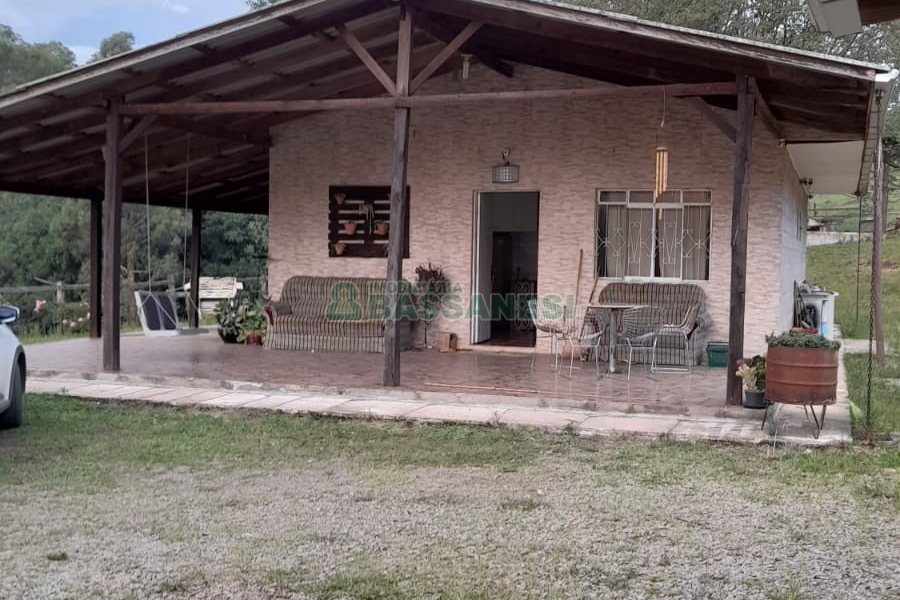 Chácara com 170m², 3 dormitórios, no bairro Ana Rech em Caxias do Sul para Comprar