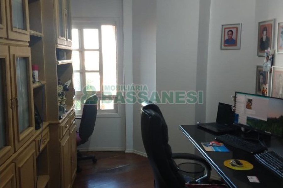 Apartamento com 200m², 3 dormitórios, 2 vagas, no bairro Universitário em Caxias do Sul para Comprar