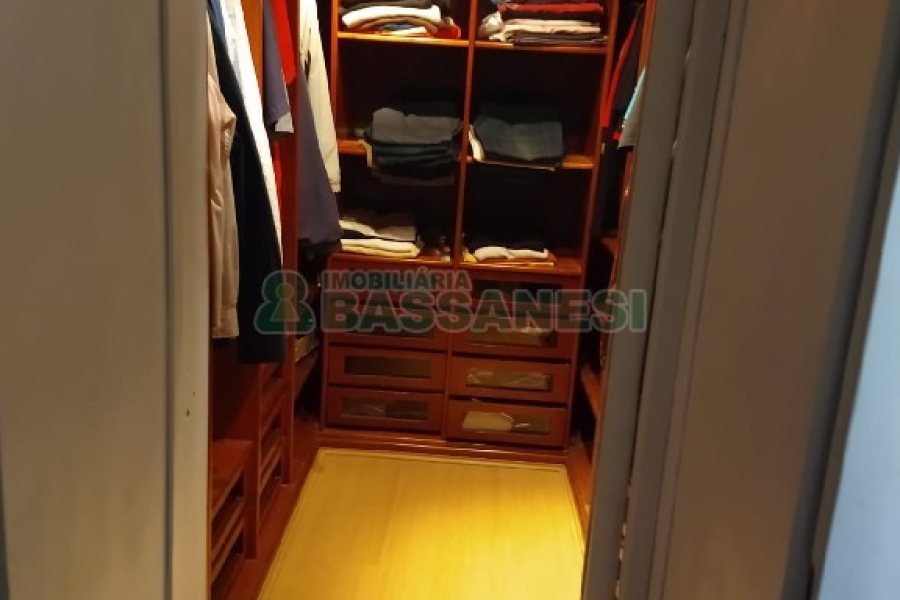 Apartamento com 200m², 3 dormitórios, 2 vagas, no bairro Universitário em Caxias do Sul para Comprar