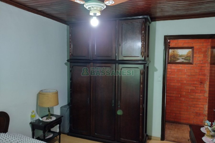 Casa com 196m², 4 dormitórios, 2 vagas, no bairro Panazzolo em Caxias do Sul para Comprar