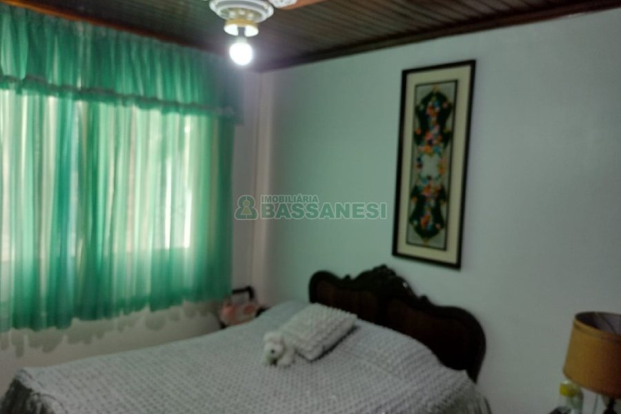 Casa com 196m², 4 dormitórios, 2 vagas, no bairro Panazzolo em Caxias do Sul para Comprar