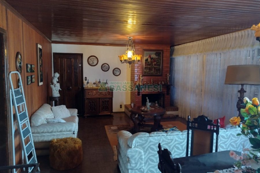 Casa com 196m², 4 dormitórios, 2 vagas, no bairro Panazzolo em Caxias do Sul para Comprar