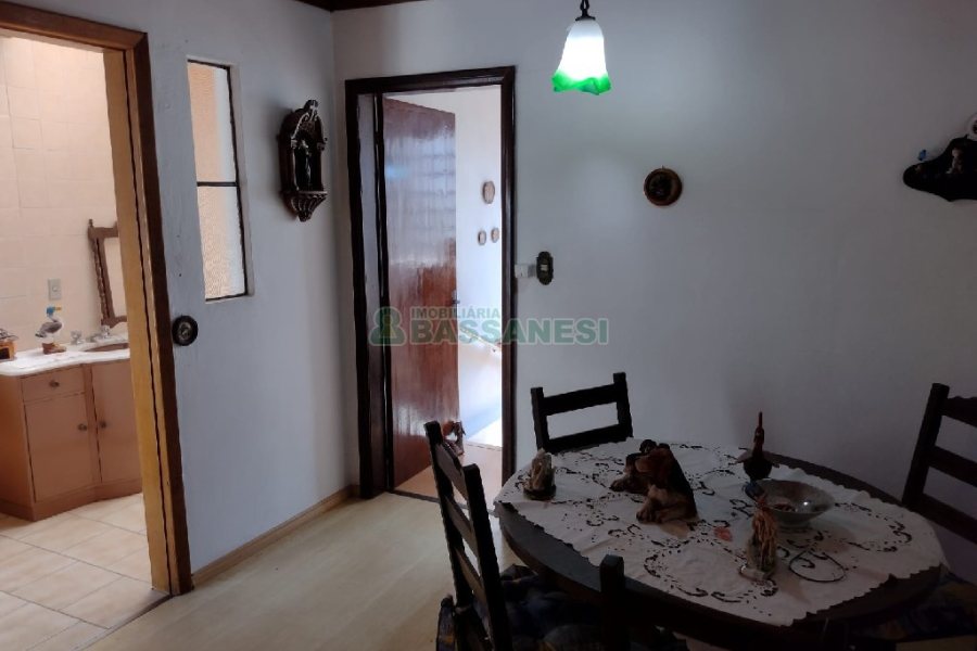 Casa com 196m², 4 dormitórios, 2 vagas, no bairro Panazzolo em Caxias do Sul para Comprar