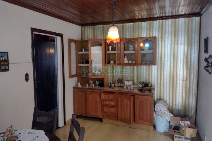 Casa com 196m², 4 dormitórios, 2 vagas, no bairro Panazzolo em Caxias do Sul para Comprar