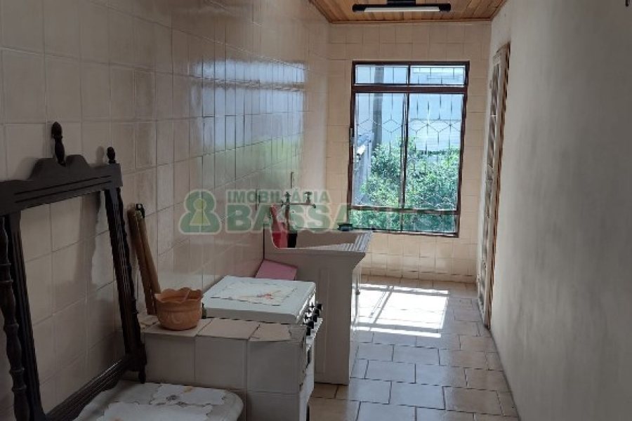 Casa com 196m², 4 dormitórios, 2 vagas, no bairro Panazzolo em Caxias do Sul para Comprar