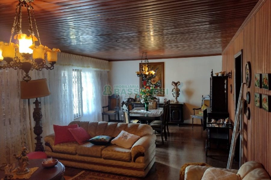 Casa com 196m², 4 dormitórios, 2 vagas, no bairro Panazzolo em Caxias do Sul para Comprar