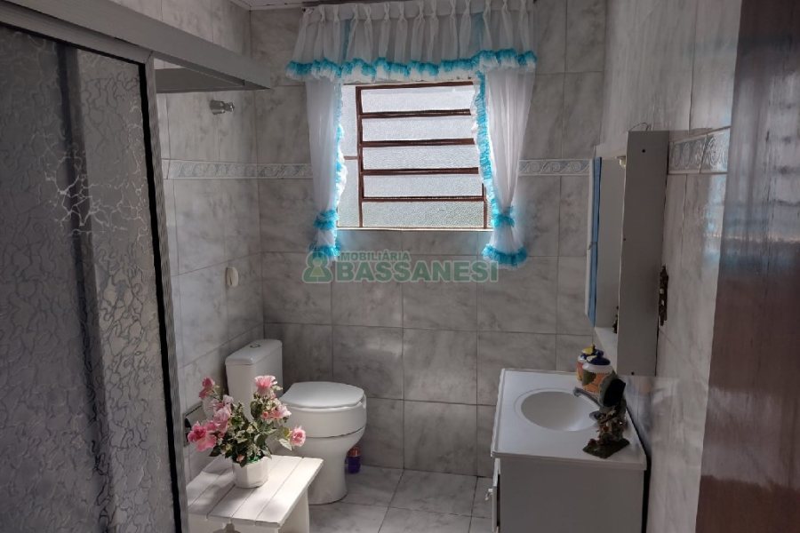 Casa com 196m², 4 dormitórios, 2 vagas, no bairro Panazzolo em Caxias do Sul para Comprar