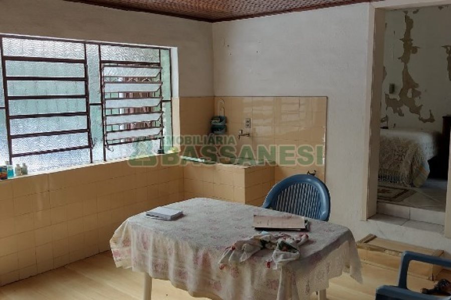 Casa com 196m², 4 dormitórios, 2 vagas, no bairro Panazzolo em Caxias do Sul para Comprar