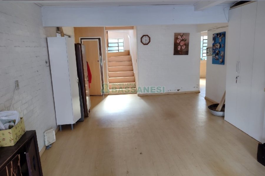 Casa com 196m², 4 dormitórios, 2 vagas, no bairro Panazzolo em Caxias do Sul para Comprar