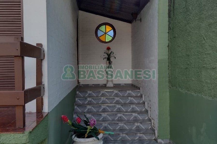 Casa com 196m², 4 dormitórios, 2 vagas, no bairro Panazzolo em Caxias do Sul para Comprar