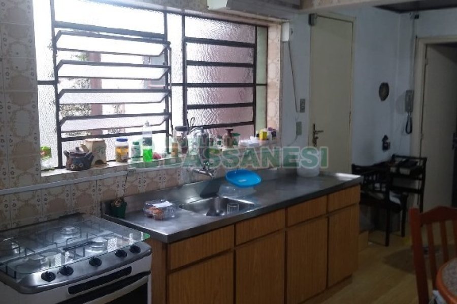 Casa com 196m², 4 dormitórios, 2 vagas, no bairro Panazzolo em Caxias do Sul para Comprar